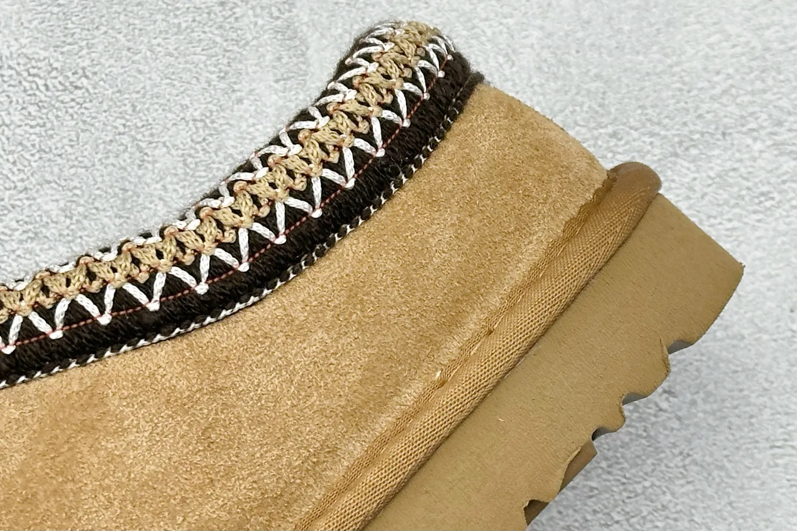 🐲💰 520 support store UGG Tasman ethnic style half slippers, Xiaohongshu hot style. This style is conceived based on the colorful traditional Chinese costume culture, exquisite craftsmanship, unique style and unique style. It fully demonstrates the style of this nation and has become the most popular fashion element in the world! Sheep fur is integrated with high quality to keep warm and lock in heat. Made of TPU molded suede upper material. Built-in artificial curly wool plush lining and insole. Choose 10mm UGGPURE™ implanted wool lining and removable UGGPURE™ implanted wool insole. Item No.: 5955 Size: 35-44. It is recommended to choose one size larger.
